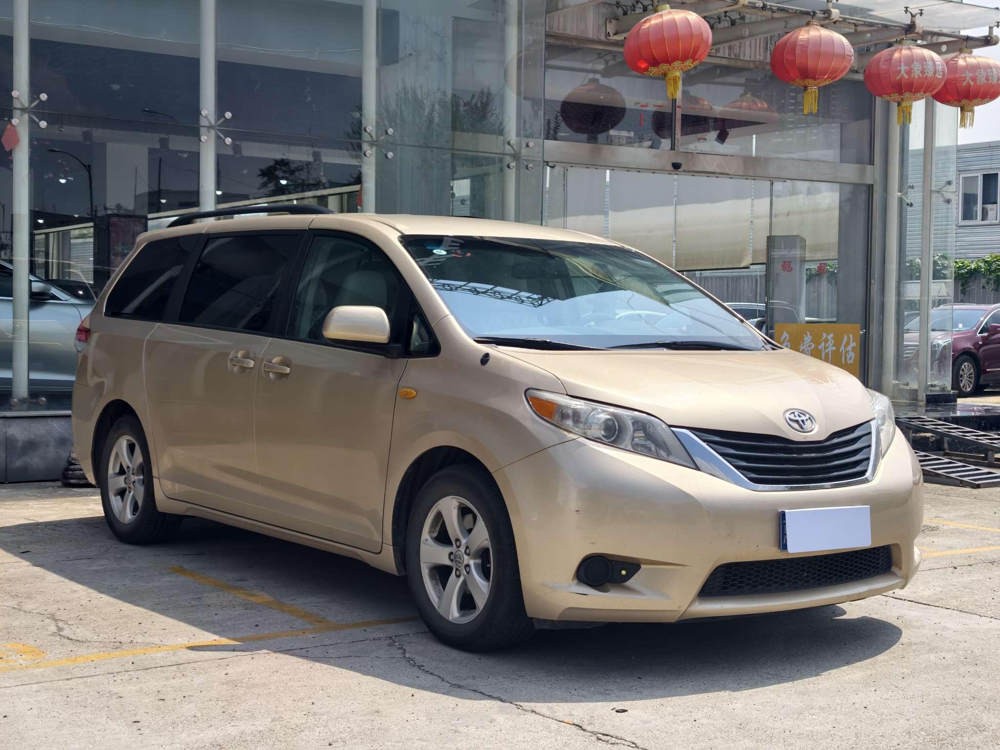 Toyota Sienna 2015 1