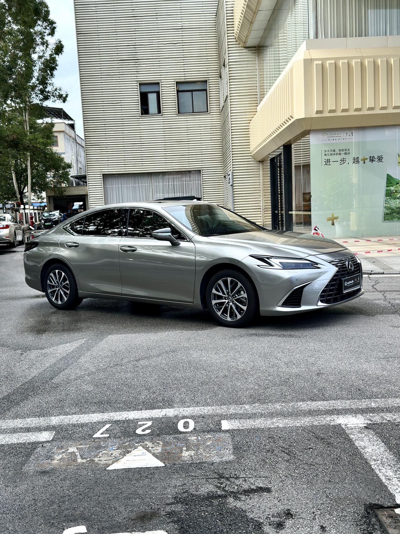 Lexus ES 2025 1
