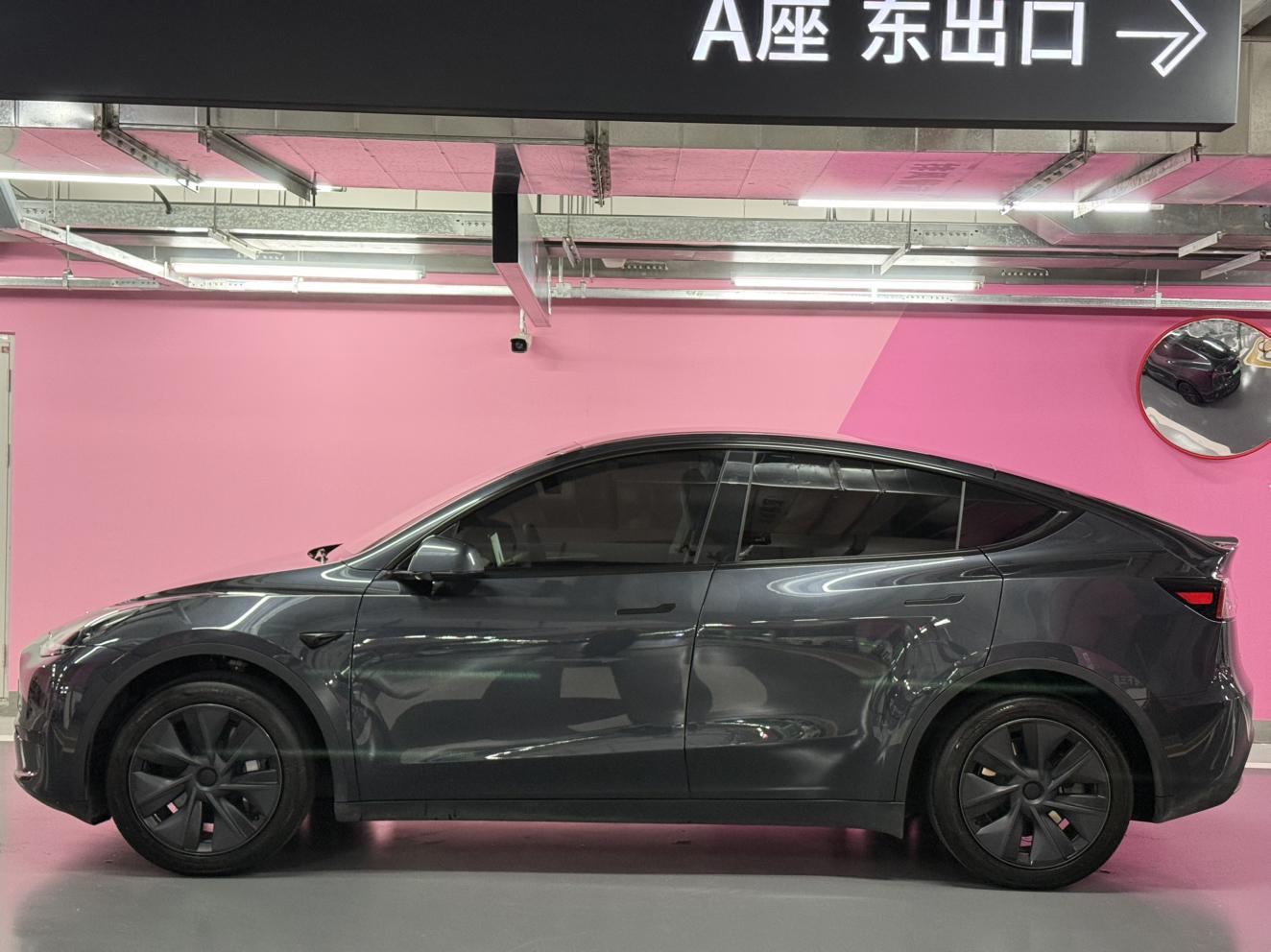 Tesla Model Y 2024 1