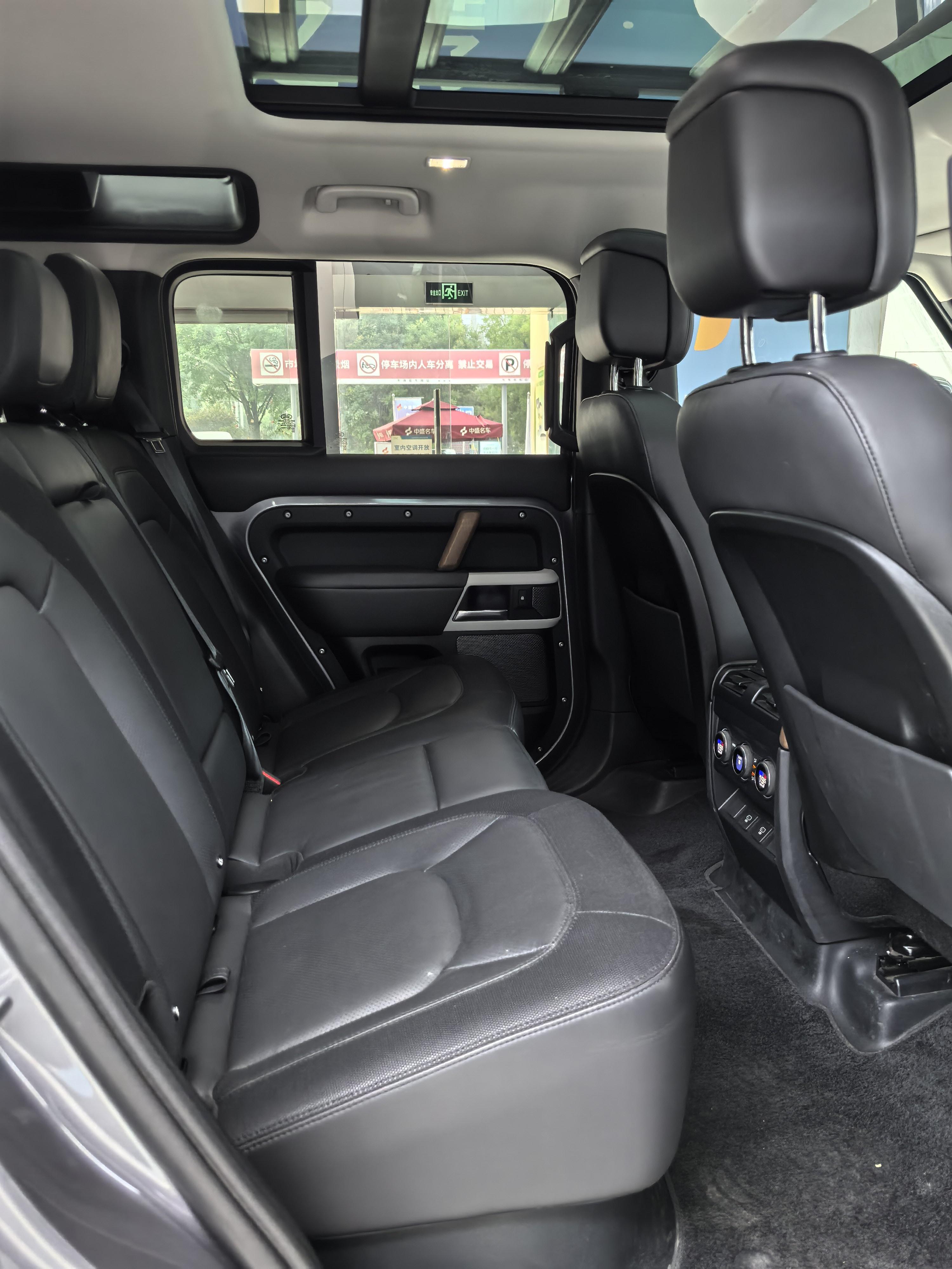 Land Rover Defender 2022 1