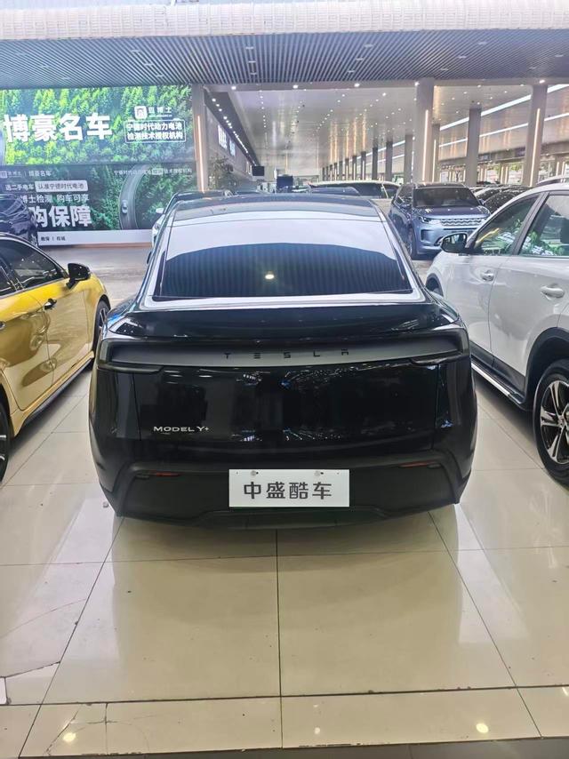 Tesla Model Y 2025 1