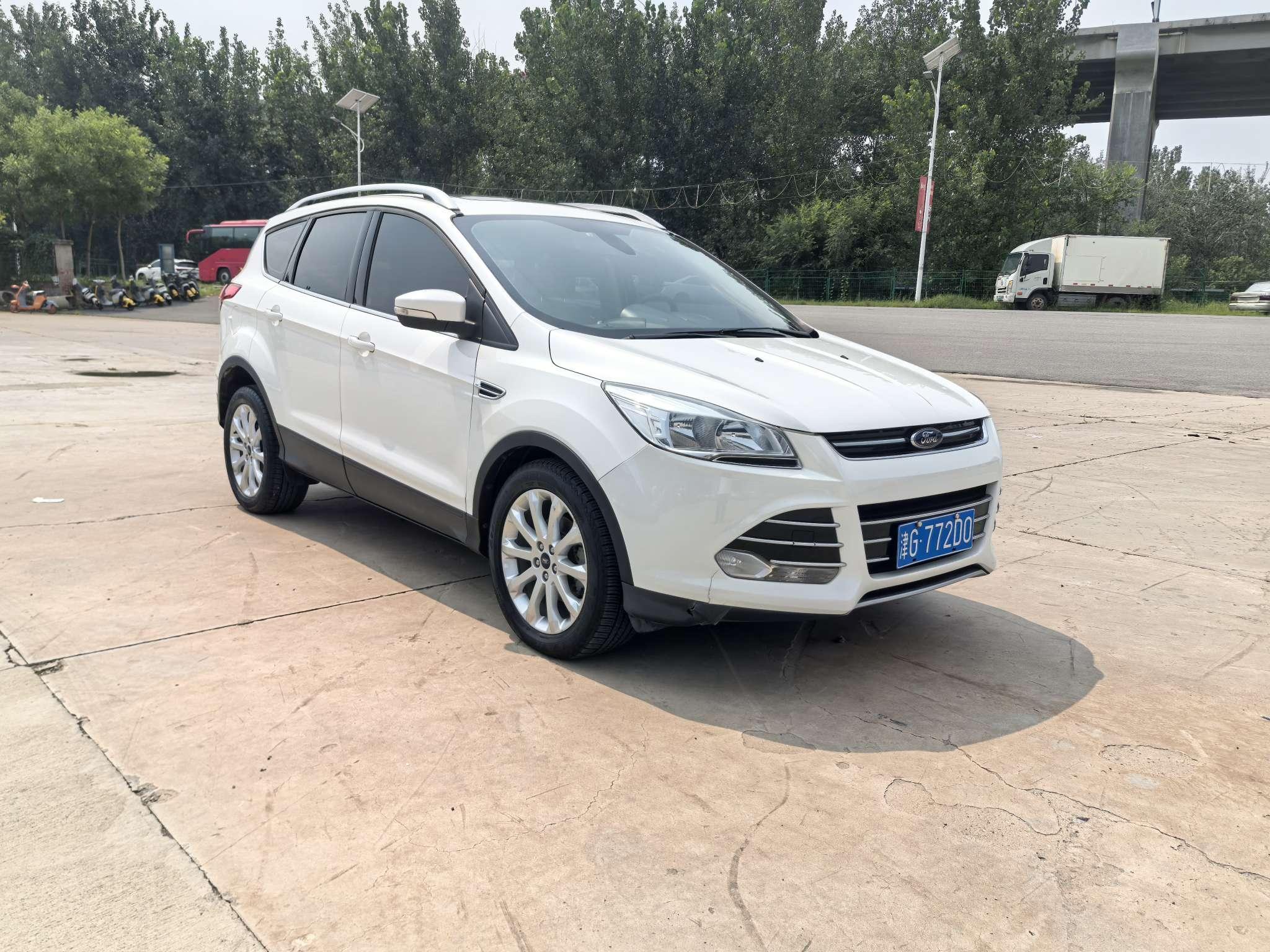Ford Kuga 2015 1