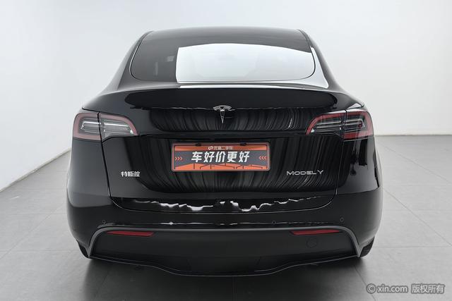 Tesla Model Y 2023 1