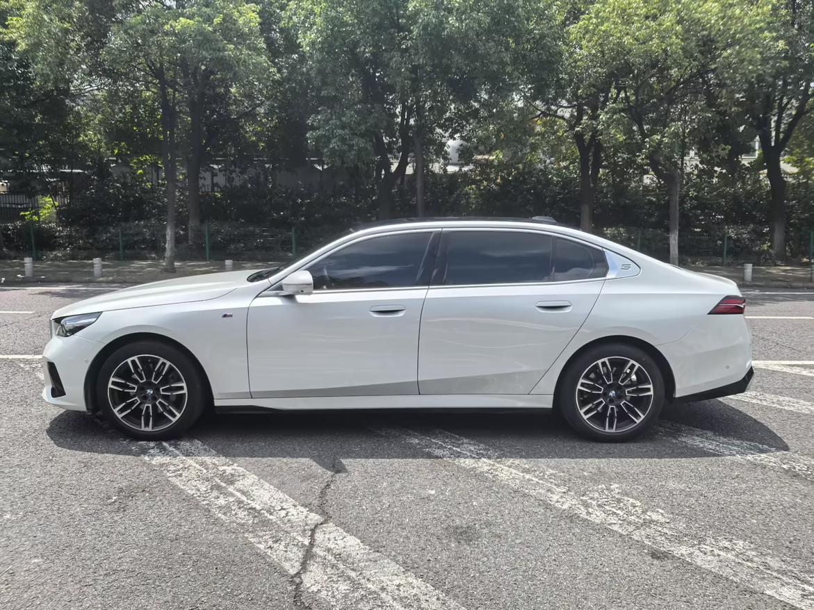 BMW 5 серии 2024 1