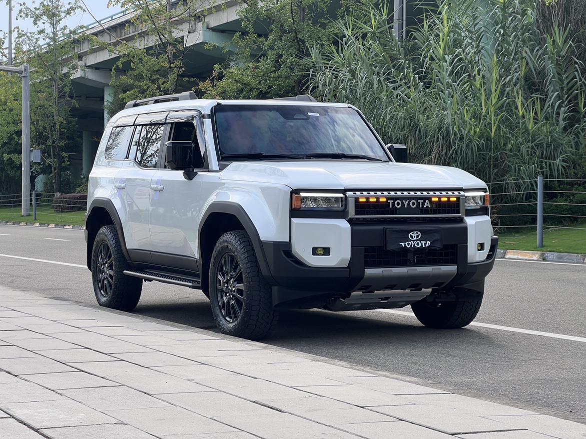 Toyota Land Cruiser Prado 2025 1