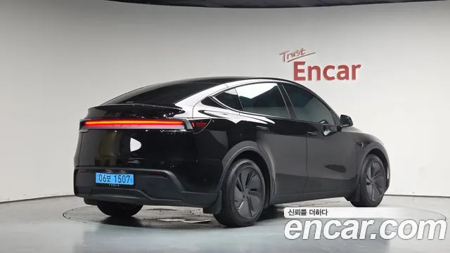 Tesla Model Y 2026 1