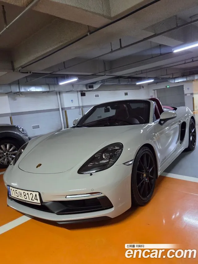 Porsche Cayman 2021 1