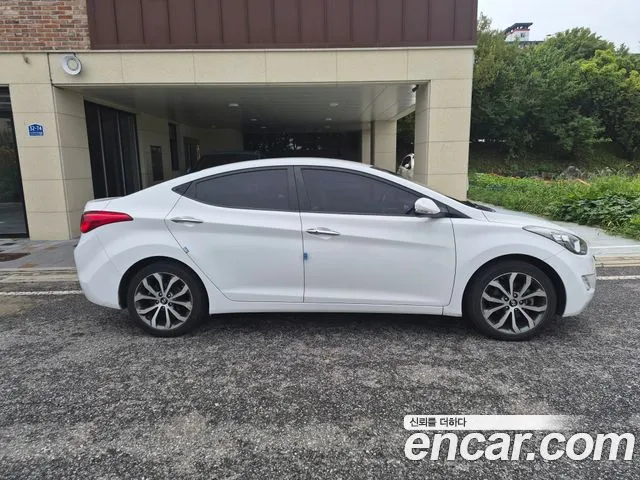 Hyundai Avante 2013 1