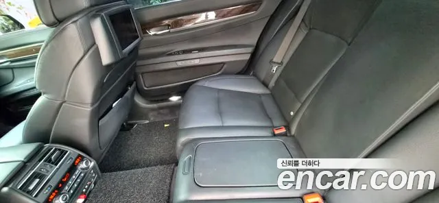 BMW 7-Series 2010 1